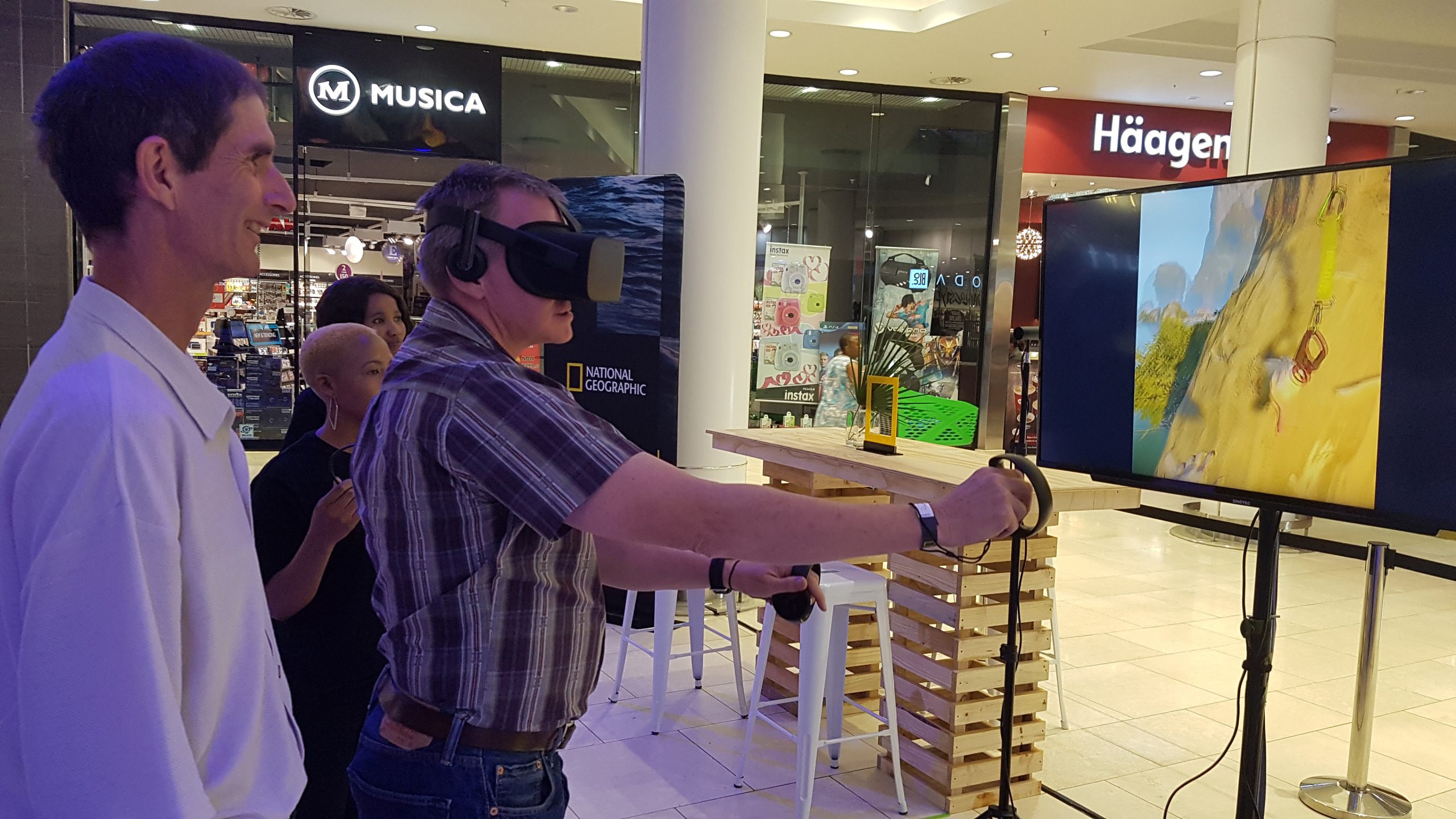استفاده از عینک AR یا VR برای بازی